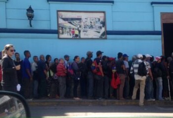 Cola frente a comedor popualr en Los Teques