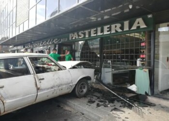 Vehiculo sin freno choco contra conocida panaderia