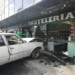 Vehiculo sin freno choco contra conocida panaderia