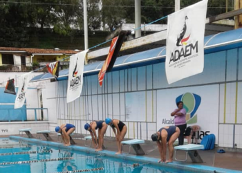 Atletas sanantoñeros de la tercera edad demostraron avances en natación durante competencia  