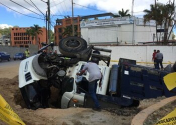 Camión cayó en hueco en la Panamericana
