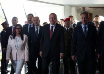 Erdogan denuncia que hay un "intento de golpe" en Venezuela