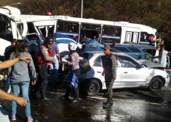 Un muerto y 34 heridos deja choque entre 13 vehículos en la GMA