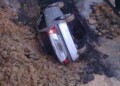Carro cayò en hueco