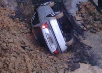 Carro cayò en hueco