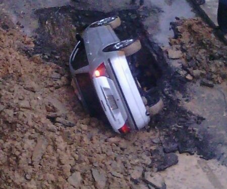 Carro cayò en hueco