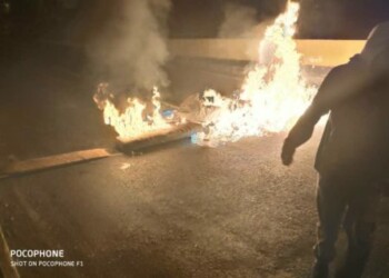 Manifestantes madrugan en Los Salias protestando contra juramentación de Maduro