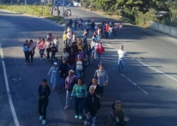 Padres de estudiantes de la UEE Cecilio Acosta 
marcharon hasta la Zona Educativa exigiendo repuesta