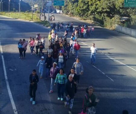 Padres de estudiantes de la UEE Cecilio Acosta 
marcharon hasta la Zona Educativa exigiendo repuesta