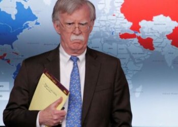 Asesor de Trump deja ver en su libreta el mensaje "5.000 tropas a Colombia"