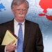 Asesor de Trump deja ver en su libreta el mensaje "5.000 tropas a Colombia"