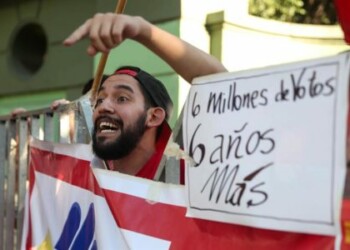 Partidarios y detractores de Maduro se critican frente a embajada en Chile