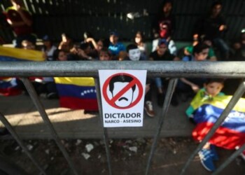 Venezolanos en Bogotá se manifiestan contra nueva investidura de Maduro