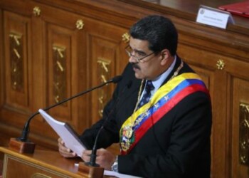 Maduro anuncia "sacudón" político y económico para rectificar en la crisis