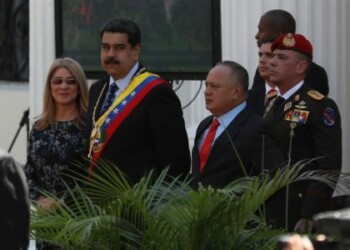 Maduro dice que castigará con "mano de hierro" la "traición" de funcionarios