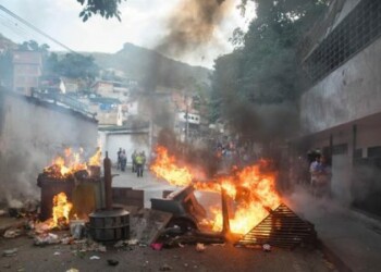 Habitantes militares sublevados en Caracas y enfrentan a Policía