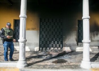 Queman un centro cultural chavista en escenario de protestas en Caracas