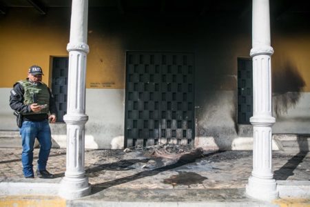 Queman un centro cultural chavista en escenario de protestas en Caracas