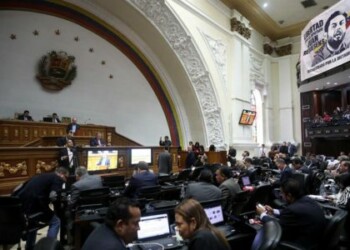 Parlamento de Venezuela asume competencias del Ejecutivo, al que no reconoce