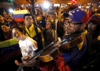 Miles de venezolanos salen a las calles colombianas para apoyar a Guaidó