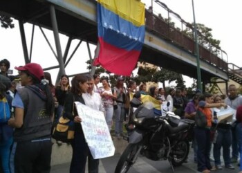 Algunos padres y representantes se sumaron a la manifestación. Foto: Deysi Peña