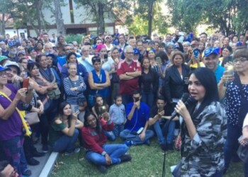 Delsa Solorzano durante asamblea en Carrizal