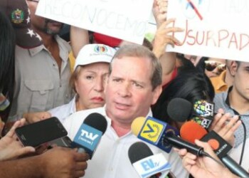 Diputados del parlamento zuliano hicieron frente a la usurpación de Nicolás Maduro al juramentarse en un nuevo periodo presidencial. Ofrecieron declaraciones desde la insigne plazoleta del Rectorado de la Universidad del Zulia.