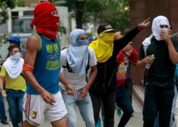 Gobierno venezolano enfrenta protestas populares por tercer día consecutivo