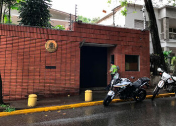 España envía agentes de élite a reforzar la seguridad de embajada en Caracas