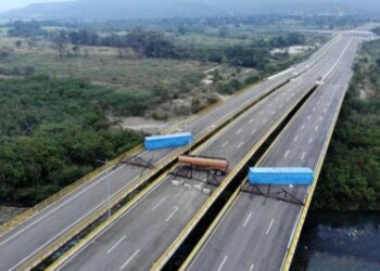 Aerial view of the Tienditas Bridge, in the border between Cucuta, Colombia and Tachira, Venezuela, after Venezuelan military forces blocked it with containers on February 6, 2019. - Venezuelan military officers blocked a bridge on the border with Colombia ahead of an anticipated humanitarian aid shipment, as opposition leader Juan Guaido stepped up his challenge to President Nicolas Maduro's authority. (Photo by EDINSON ESTUPINAN / AFP)