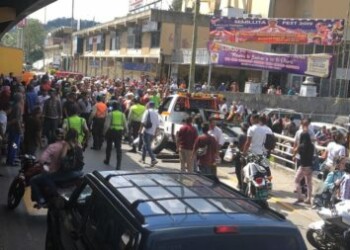 Grúa sin frenos embistió a grupo de peatones frente al Complejo Cultural y Deportivo