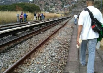 Cientos de pasajeros desalojan vagón del Metro 
y caminan por rieles tras nueva falla del servicio