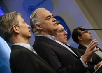 Eurodiputado expulsado pide que se retire credencial a embajadores de Maduro