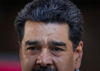 Maduro pide a ministros poner sus cargos a la orden para "reestructuración"