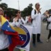 Médicos venezolanos cruzan la frontera para pedir paso de ayuda humanitaria