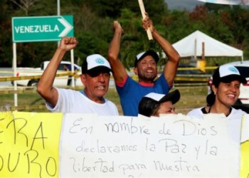 Venezolanos convencen a sus compatriotas en Cúcuta de llevar ayuda al país