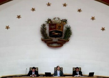 Parlamento venezolano designa una junta para controlar la industria petrolera