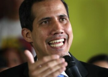 Guaidó considera "una burla" que gobierno de Maduro lleve ayuda a Colombia