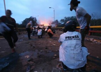 Colombia cierra dos días pasos fronterizos con Venezuela para evaluar daños