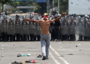 Tensión en frontera de Venezuela con quema de ayuda y al menos 60 deserciones