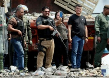 Ministra de prisiones venezolana se planta en frontera con hombres armados