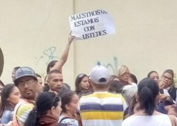 Alumnos del Paraguay solo ven media jornada de clase y comen solo arroz y caraotas