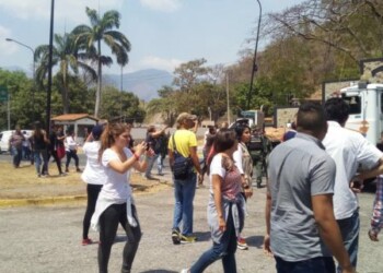 Guardia Nacional venezolana bloquea caravana de diputados que van a frontera