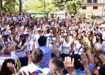 Cientos de personas tomaron la plaza Guaicaipuro