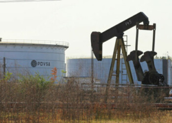 Una bomba extractora y un tanque de almacenamiento con de la petrolera estatal venezolana PDVSA en Lagunillas, Venezuela. 29 enero 2019. REUTERS/Isaac Urrutia