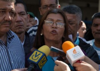 Enfermeros venezolanos exigen que se permita el ingreso de ayuda humanitaria