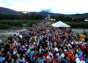 Venezuelans cross the Simon Bolivar bridge linking San Antonio del Tachira, in Venezuela with Cucuta in Colombia, to buy basic supplies on July 17, 2016.
Thousands of Venezuelans again poured into the Colombian city of Cucuta on Sunday, profiting from the brief reopening of a long-closed border to buy food and medicine.  / AFP PHOTO / GEORGE CASTELLANO