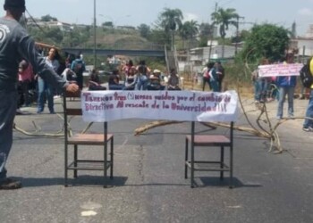 Universitarios trancaron la Panamericana exigiendo destitución de rector de la Uptamca