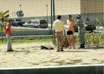 El sujeto fue detenido por la policía.