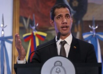 Guaidó pide pacífica transición en Venezuela tras "histórica" cita con Macri